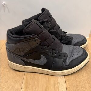 Air Jordan 1 Mid Dark Grey 554724-041  Size 8.5M